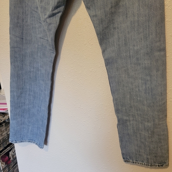 32x32 distressed Levi's Jeans - Picture 3 of 8